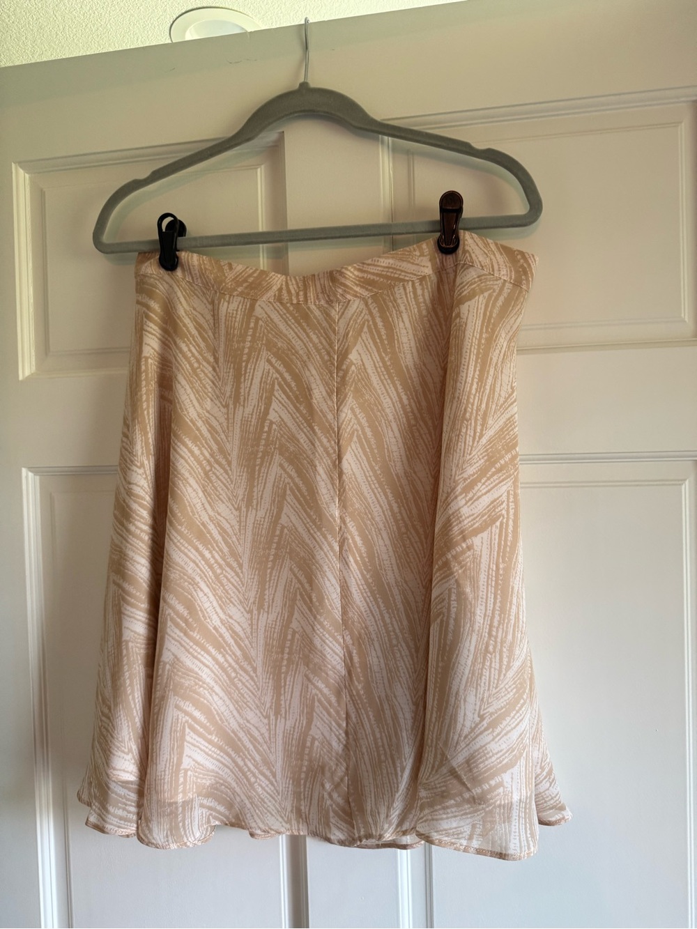 BCBG Cream / Tan Patterned Women's Skirt